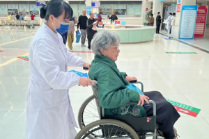 武宁县总医院人民医院院区门诊一站式服务中心：小小微信群   服务“零距离”