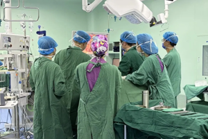 【生命守护】93岁老人突发腹痛危急！医疗团队精准微创手术化解罕见闭孔疝