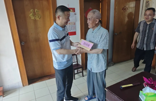 武宁县人民医院党委开展“七一”走访慰问活动